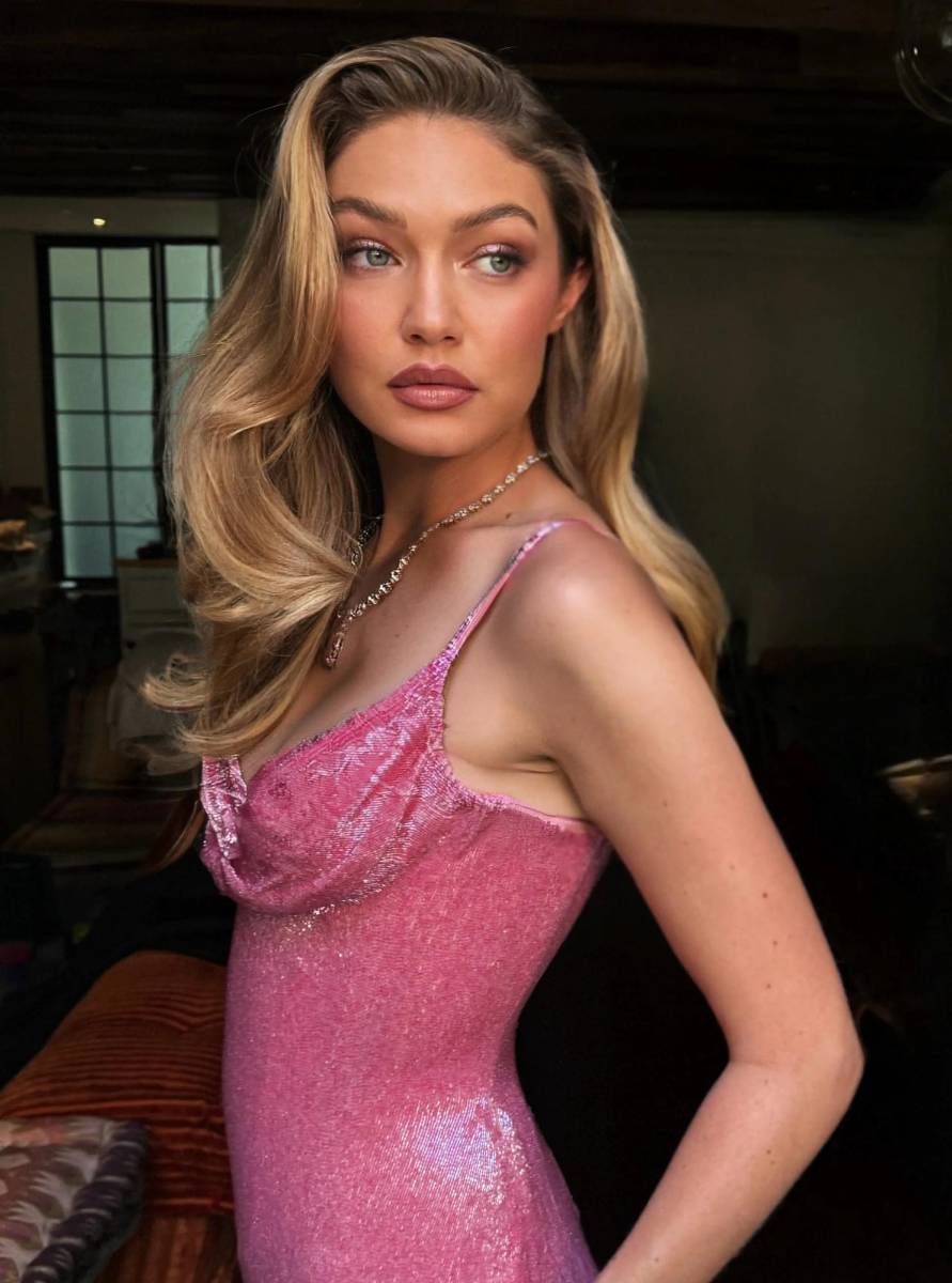Gigi Hadid conoció a la novia en 2014 gracias a su conexión mutua con Karlie Kloss. La modelo también fue parte del elenco de <i>Bad Blood</i>, y es común verla andar por las calles de la gran manzana con Tay, siendo ahora inseparables.