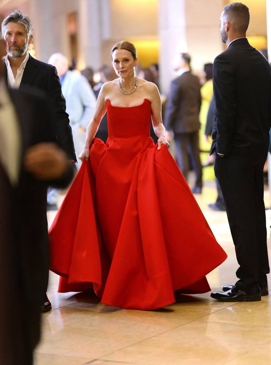La protagonista de May December eligió el rojo para brillar en la 81 entrega de los Golden Globes