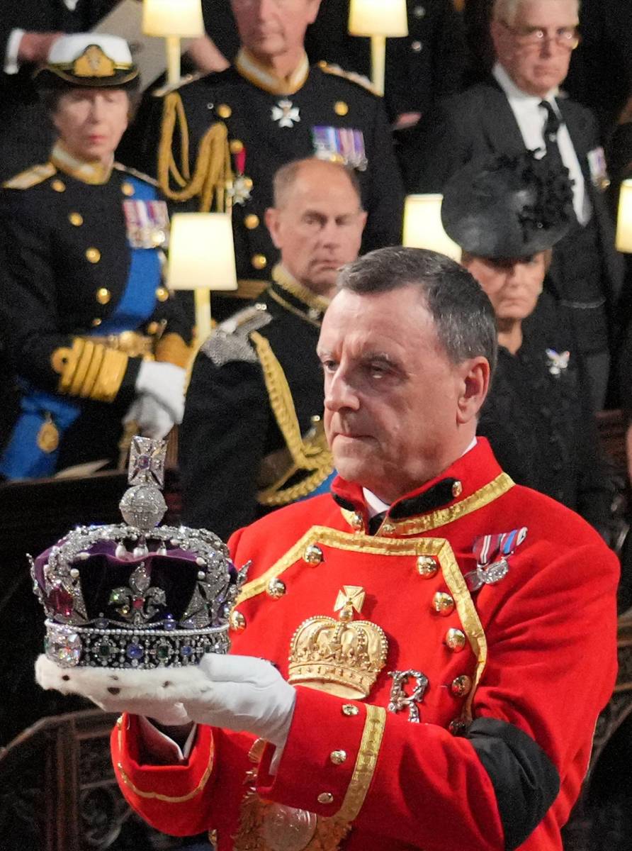 La corona imperial del Estado es removida del ataúd casi al final de la ceremonia en la capilla St George. La corona simboliza la soberanía del monarca y está hecha de oro y adornada con 2 868 diamantes, 17 zafiros, 11 esmeraldas, 269 perlas y cuatro rubíes. (Photo by Jonathan Brady / POOL / AFP)