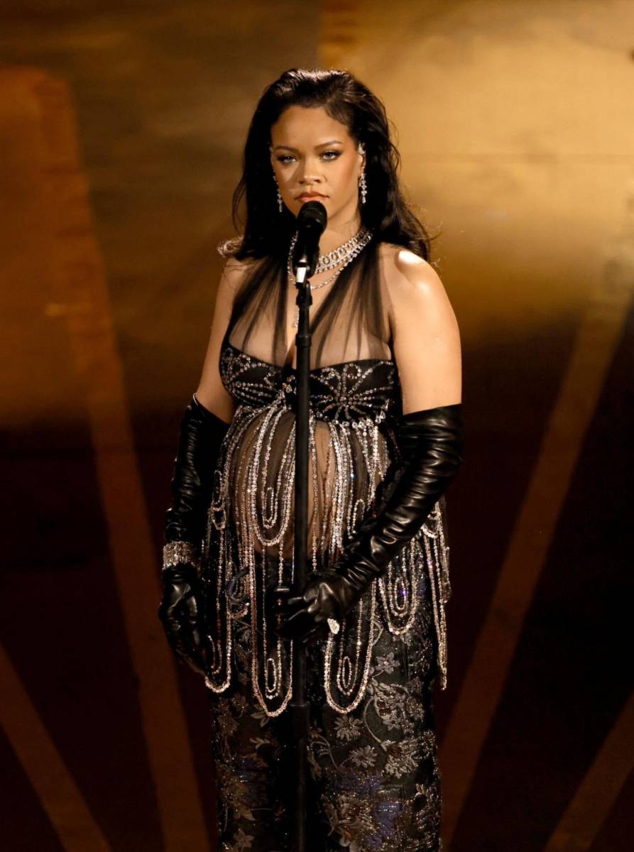 Por supuesto, la presentación de Rihanna fue uno de los momentos favoritos de la noche. La cantante lució fenomenal con el traje negro de perlas que dejaba un poco al descubierto su adorable pancita. 