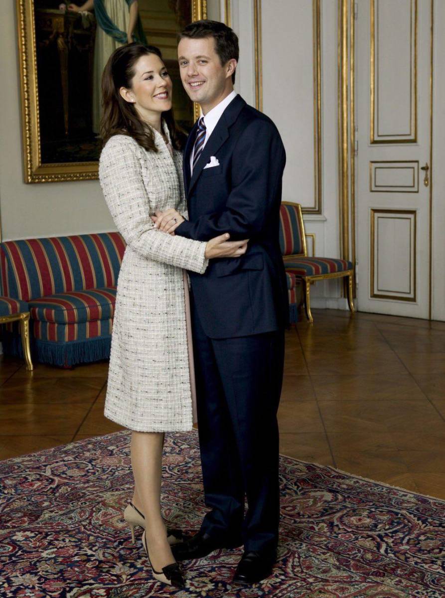 A finales de 2002, Mary se mudó a la nación nórdica para estar más cerca de su amado. Y él, más feliz que nunca, le pidió matrimonio en 2003 con un anillo de diamante y dos baguettes de rubí talla esmeralda.