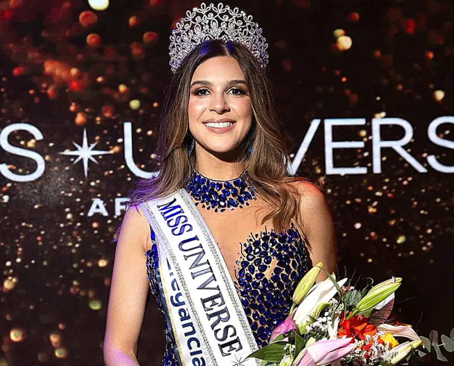 <b>Polémica por el origen de la ganadora del Miss Argentina</b>Yamilé Dajud, una mujer de gran belleza y una sólida educación, se convirtió en el foco de controversia durante su coronación, desatando críticas sobre su origen y su representación de la belleza argentina. La polémica se centra en el hecho de que el padre de Dajud es natural de Sincelejo, Colombia, y sus abuelos tienen raíces sirio-libanesas y españolas. Por otro lado, la familia materna de Yamilé es de ascendencia “paisa”, colombiana. Algunos argumentan que su falta de ascendencia argentina y la ausencia de tradiciones del país se deben a que se trasladó a Colombia a una edad temprana, viviendo allí desde los dos años, a pesar de haber nacido en Río Negro, Argentina.