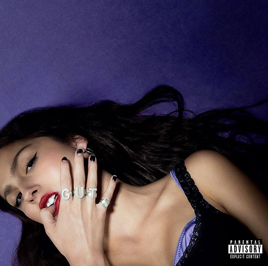 <b>5. Olivia Rodrigo, </b><i><b>Guts</b></i>En su segundo álbum, “Guts”, Olivia Rodrigo, a sus 20 años, navega con destreza por los desafíos de la adolescencia agravados por la fama y el escrutinio de las redes sociales. Las canciones combinan la brevedad y melodía del pop con la intensidad explosiva del rock, abordando temas como la confianza, la inseguridad, juicios erróneos y las expectativas contradictorias impuestas a una estrella adolescente femenina. Rodrigo no solo mantiene su claridad mental, sino también su sentido del humor, un logro notable dada la complejidad de su vida.