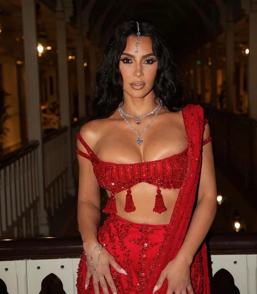 Kim Kardashian llevó más de 150 quilates de diamantes en un conjunto de Lorraine Schwartz. Incluía dos impresionantes collares: uno con una piedra marquesa de 35 quilates suspendida de una cadena de 55 quilates y otro con un diamante en forma de pera de 23 quilates en una cadena de 40 quilates. 
