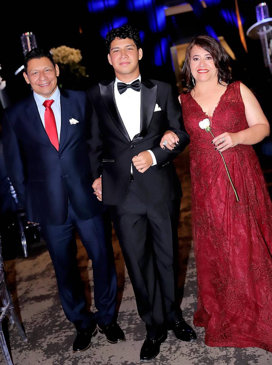 Paulo Antonio con sus padres Ramón Martínez y Guadalupe Carranza