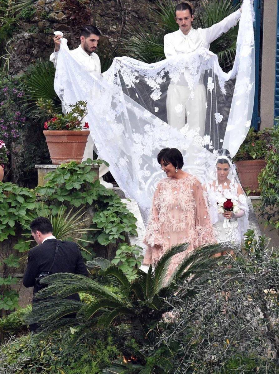 Kris Jenner fue la encargada de entregar a Kourtney. 