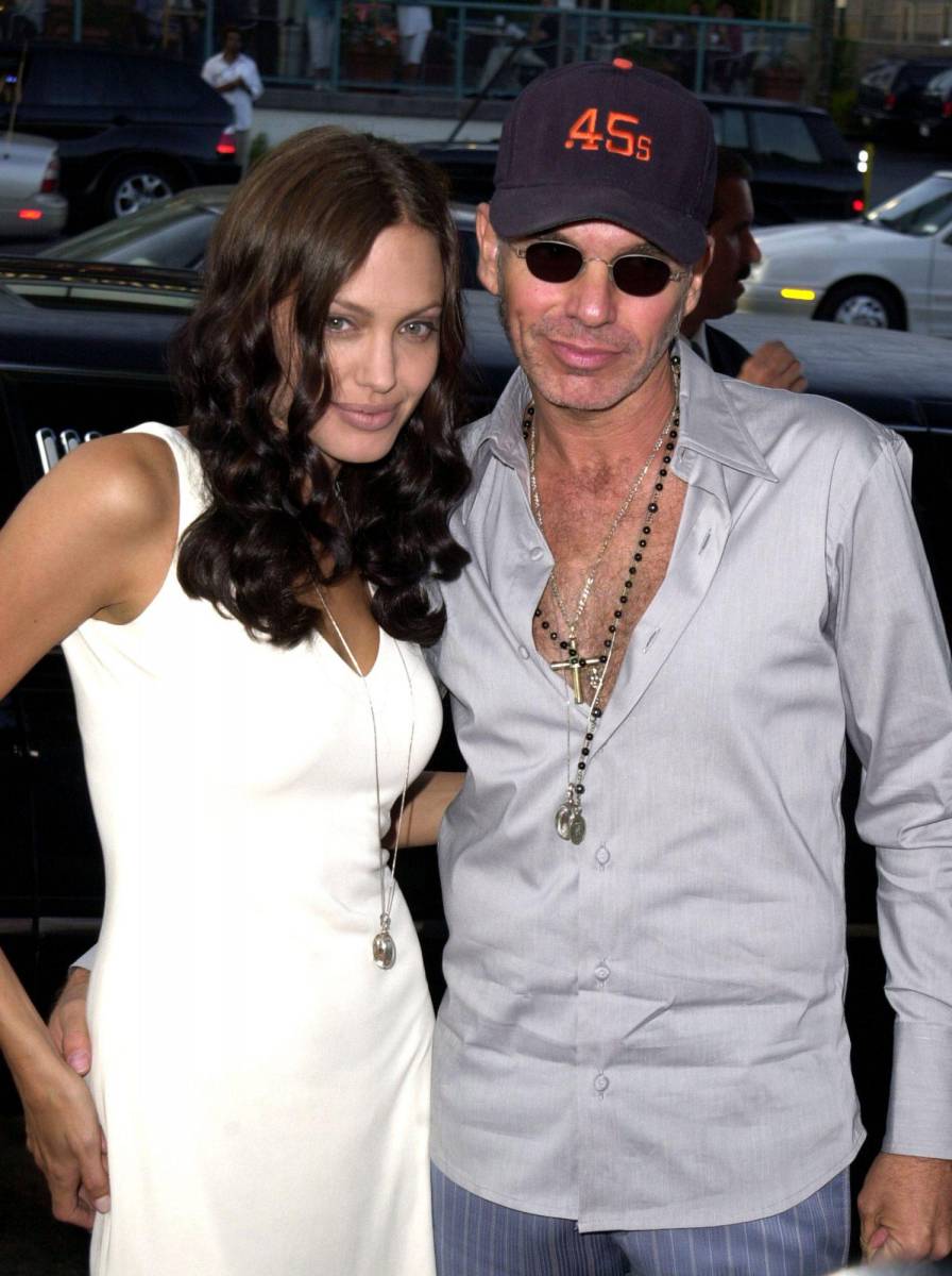 Angelina Jolie y Billy Bob ThorntonVestida con jeans y un chaleco gris, Angelina Jolie se casó con Billy Bob Thornton en Las Vegas en 2000. La relación duró tres años hasta que se separaron por “tener estilos de vida diferentes”. 