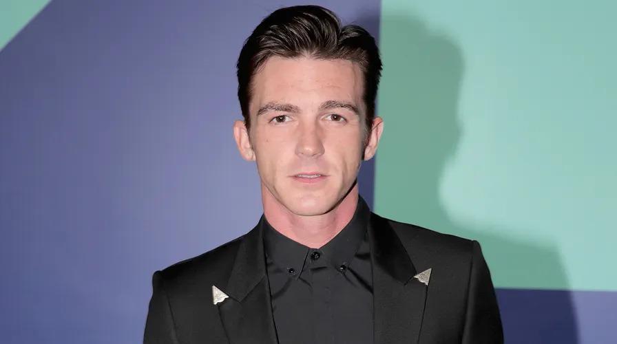 Hasta este momento, Drake Bell había mantenido en secreto los detalles de los abusos que sufrió durante su infancia, generando una gran especulación y expectativa sobre lo que revelará en el estreno de la serie “Quiet on Set” el próximo 17 de marzo. 