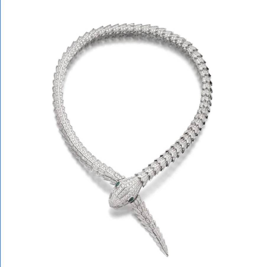El collar que utilizo Dua Lipa fue una joya de archivo que está valorada en más de 400 mil dolares.
