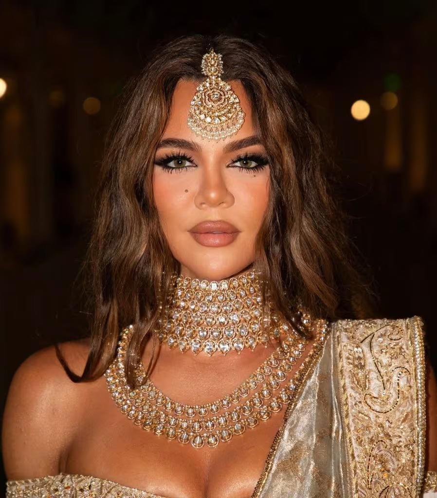 Khloé Kardashian, completó su look con un diseño de Manish Malhotra con joyería de la misma casa. El collar es de herencia imperial .