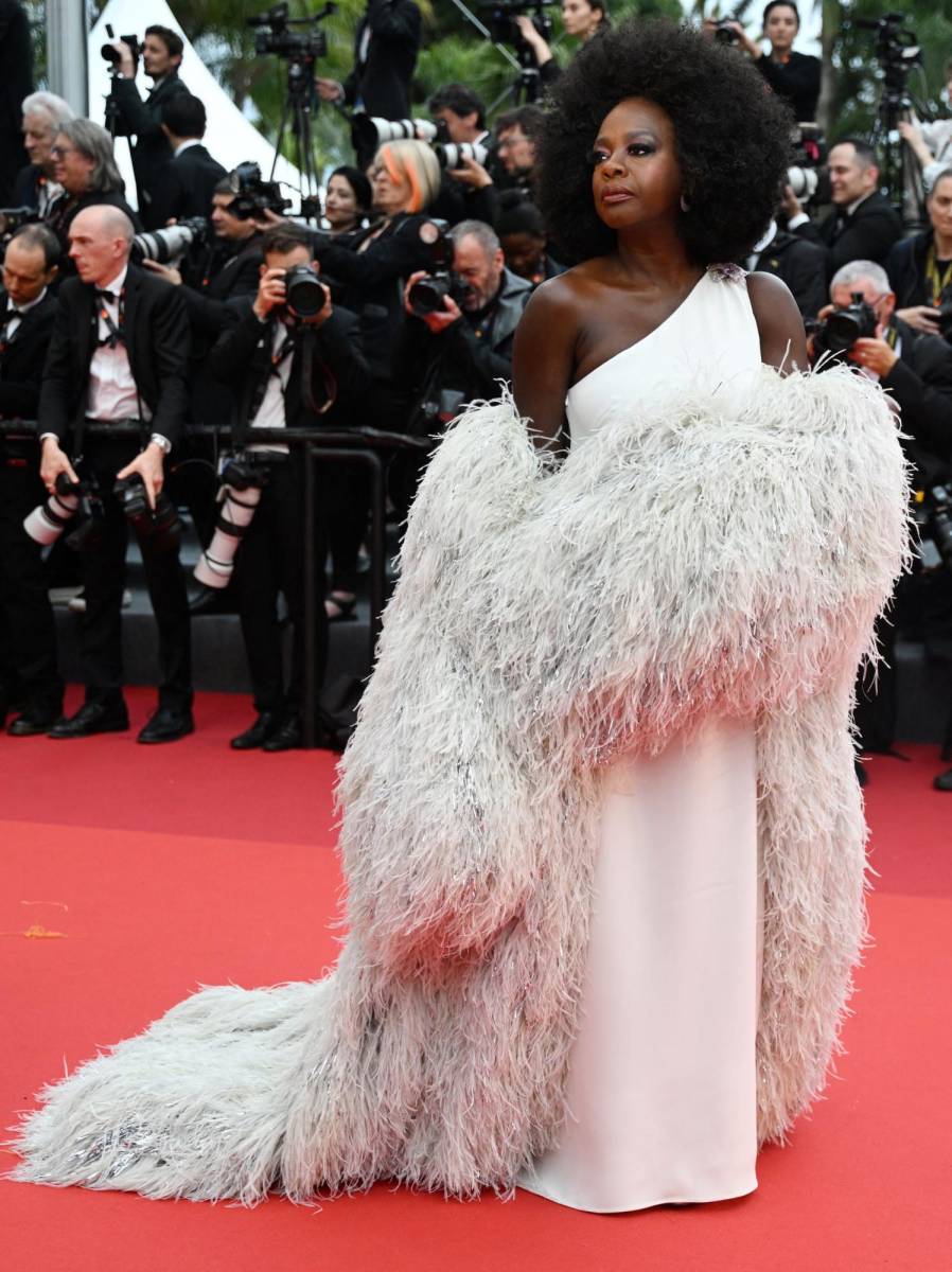 Viola hizo una dramática entrada a la red carpet con un diseño de escote asimétrico y un maxi fur que caía en forma de cola