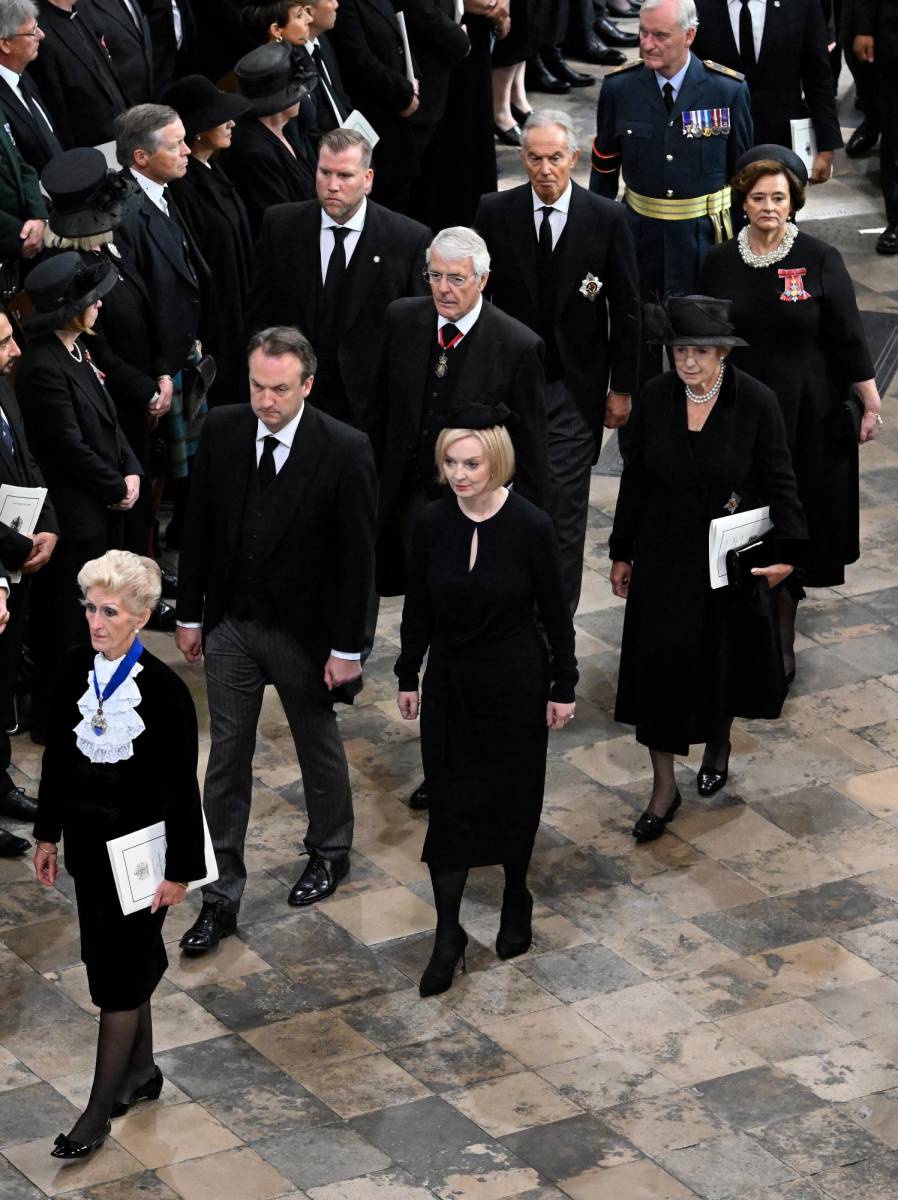 Los ex primeros ministros Tony Blair con su esposa Cha with his wife Cherie Blair, John Major with his wife Norma Major and current Prime Minister Liz Truss with her husband Hugh O'Leary leave Westminster Abbey in London on September 19, 2022, after the State Funeral Service for Britain's Queen Elizabeth II. - Leaders from around the world attended the state funeral of Queen Elizabeth II. The country's longest-serving monarch, who died aged 96 after 70 years on the throne, was honoured with a state funeral on Monday morning at Westminster Abbey. (Photo by Gareth Cattermole / POOL / AFP)
