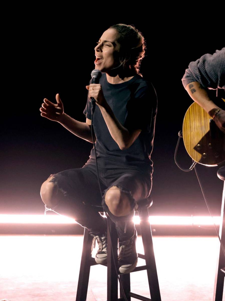 ¡El performance de Lady Gaga fue de los reales! La cantante vistió jeans rotos, converse y una camiseta para su presentación de Hold My Hand. 