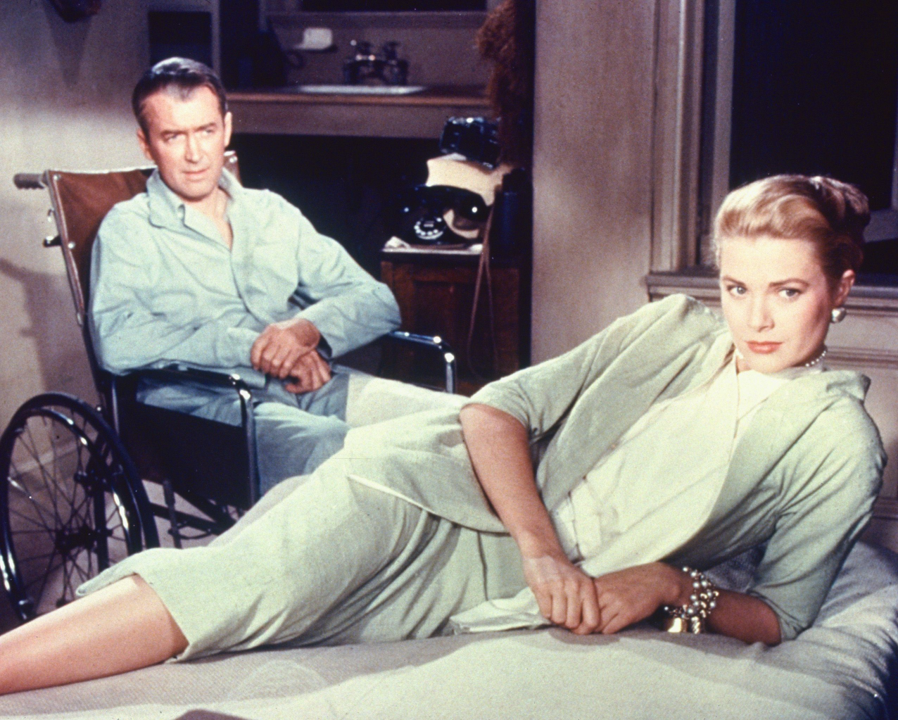 <b>22. Grace Kelly</b>Grace Kelly, una icónica estrella de cine de los años 50, desempeñó un papel fundamental en “La ventana indiscreta” de Alfred Hitchcock (1954). Aunque Jimmy Stewart destaca como el observador en silla de ruedas, Kelly, en un papel de ‘scream queen’, enfrenta los sustos y el peligro, mientras Stewart observa a través de sus prismáticos. Su actuación es un pilar en la trama. 