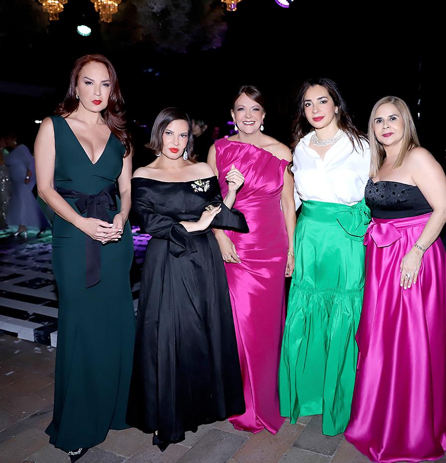Rosamaria Cuculiza, Blanca Bendeck, Mandy Rivera, Gloria Adudoj y Vicky Batres 