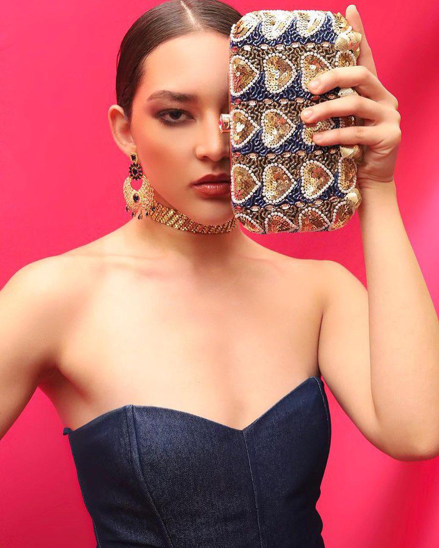 <u><b><a rel="nofollow" href="https://www.instagram.com/jhumki_jewelry/">Jhumki Jewelry</a></b></u><b> </b>se inspira en la rica cultura de la India con el propósito de ofrecer una alternativa que permita a las mujeres hondureñas sentirse únicas y distintas. Su misión es brindar la oportunidad de contar historias a través de accesorios exclusivos que reflejen la individualidad y la elegancia de cada mujer.