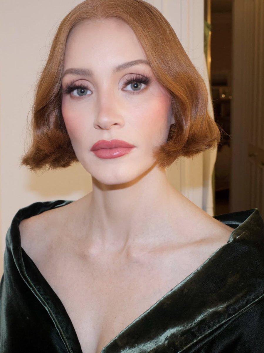 Jessica Chastain fue sentada en la misma mesa que la popstar en la Met Gala de 2011. La actriz atravesaba un breakup en ese entonces, por lo que la cantante la sorprendió al día siguiente con una playlist para ayudarla a sentirse mejor. Ese fue el comienzo de una amistad duradera, pues la ganadora del Óscar fue vista en un Eras Tour concert de México.