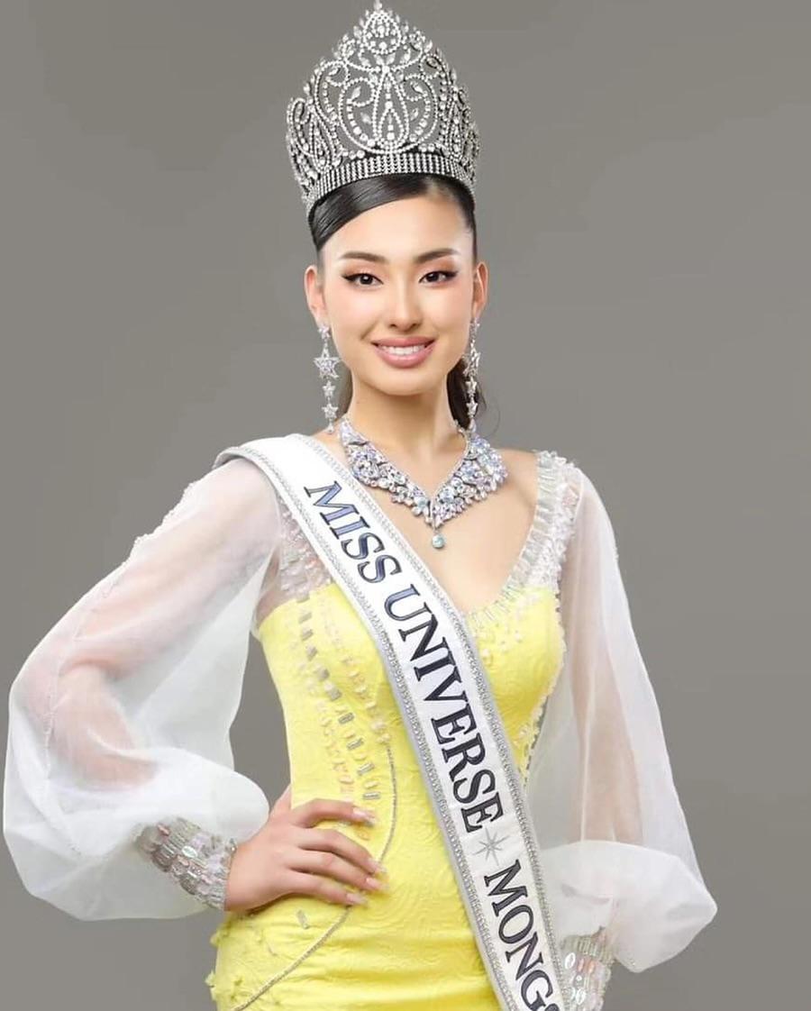 Nominzul Zandangiin de 19 años, es la orgullosa representante de Mongolia en la 73ª edición del concurso Miss Universo. Esta joven, apasionada por el ejercicio y el bienestar físico, integra la salud y la actividad física como pilares fundamentales en su vida diaria. 
