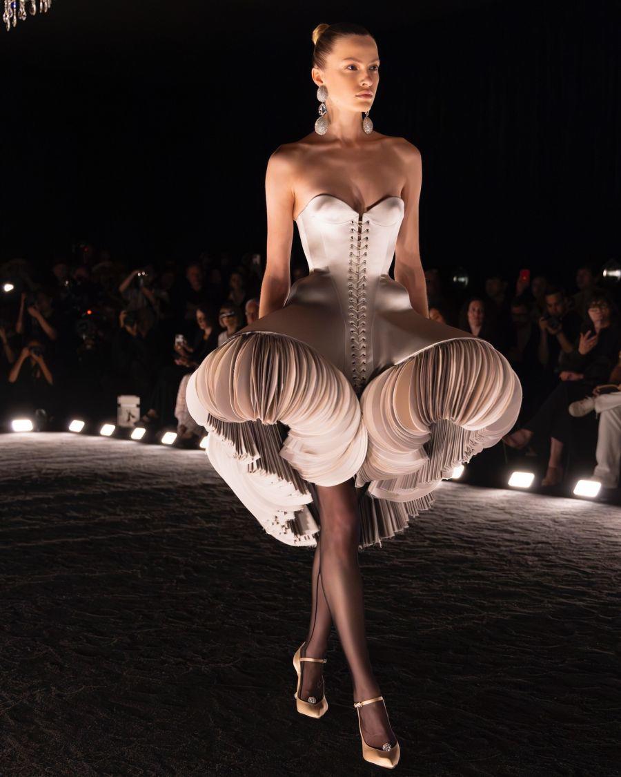 Los corset se reinventan en vestidos cortos y largos que se complementan con aretes en forma de cáscara de huevo.