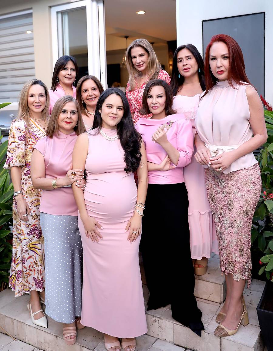 Las puertas de la residencia de Mónica Segovia se abrieron para recibir a Isabella Batres, quien fue agasajada con una inolvidable y tierna reunión organizada por sus amigas cercanas. La joven mamá dará a luz a una niña que será llevada a la pila bautismal con el nombre de Alexandra. Todo estaba cuidadosamente decorado, y la futura mamá disfrutó de un delicioso menú, así como de consejos y muestras de cariño por parte de las asistentes. Karla Kafie, Mónica Bendeck, Titi Leiva, Diana Atala, Saramelia Leiva,Rosamaría Lara, Vicky Leiva, la homenajeada Isabella Batres y Blanca Bendeck.,