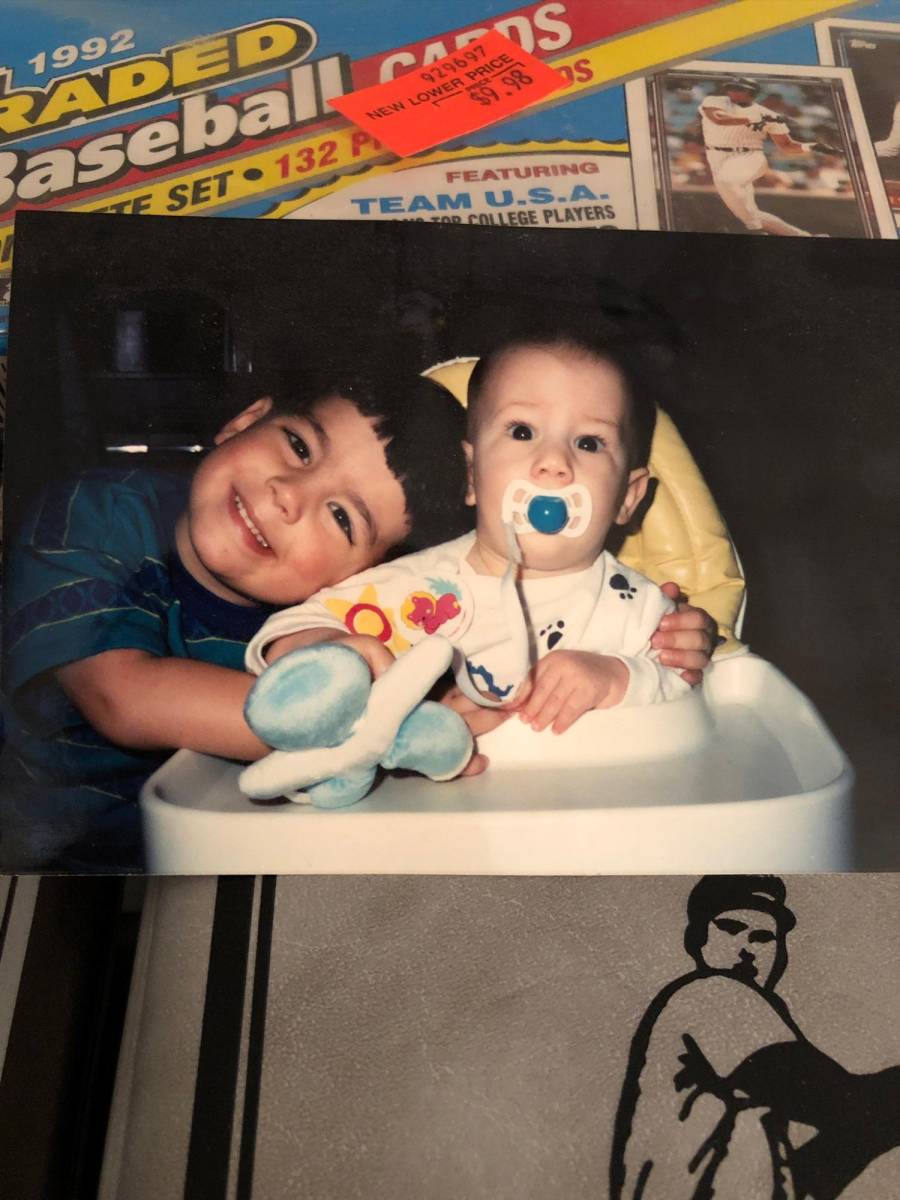 Joe y Nick de bebés. 