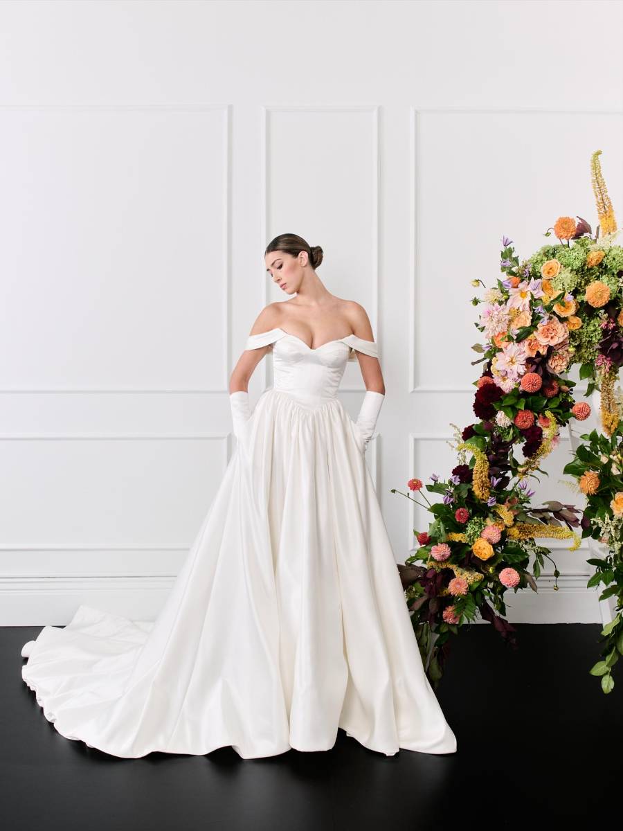 Cada diseño está hecha a mano con la artesanía distintiva del diseñador, combinando sastrería arquitectónica, delicados encajes, luminoso mikado de seda, satén duchesse de seda y una variedad de sofisticados materiales provenientes de todas partes del mundo.