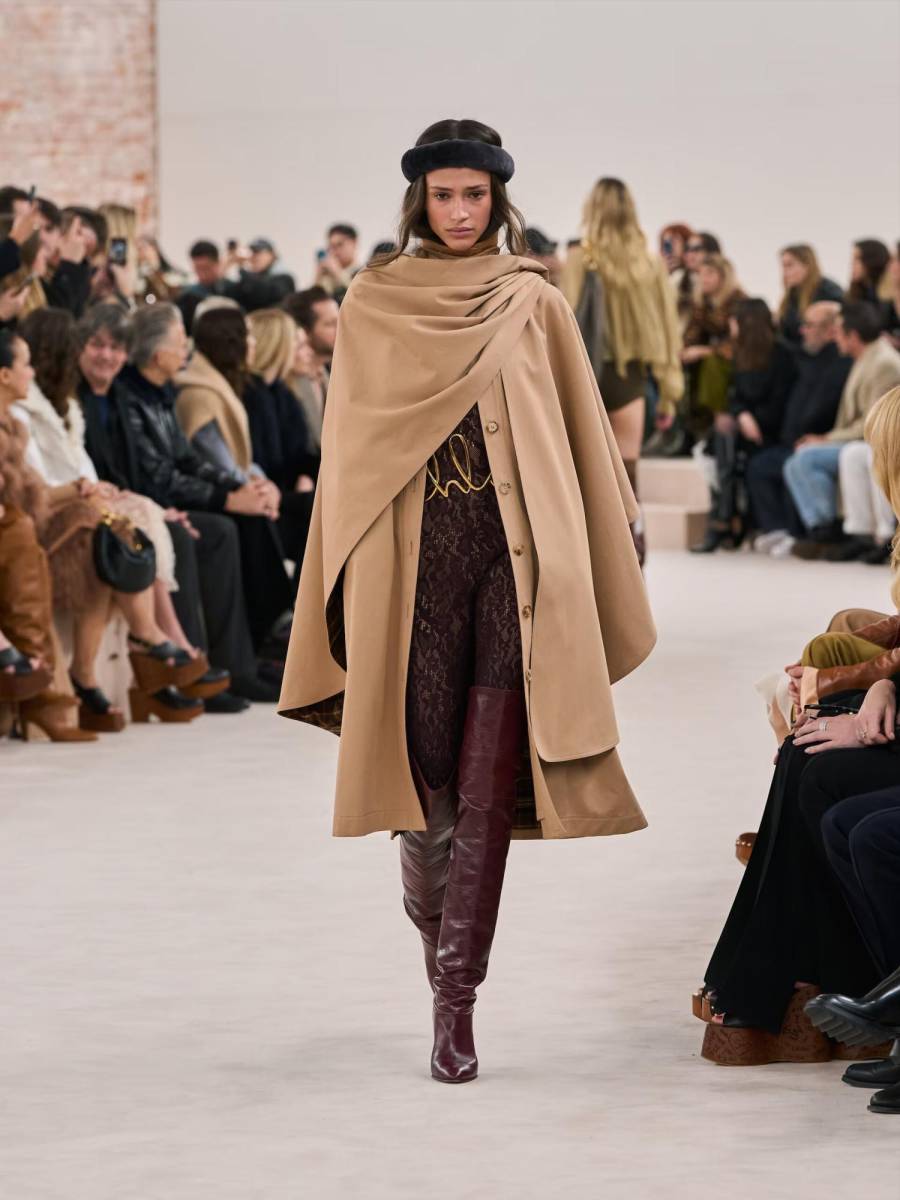 Ponchos de lana, vestidos de algodón reciclado y accesorios con acabados artesanales que evocan la libertad y la naturaleza, características del estilo bohemio.