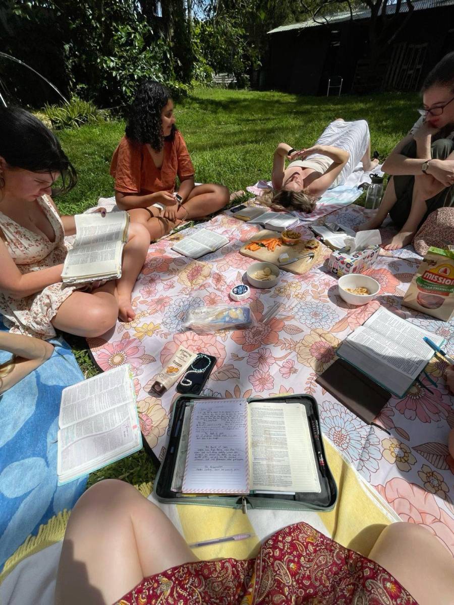 <b>Tarde de lectura. </b>Si prefieren un plan más relajado, organicen una tarde de lectura. Cada una puede llevar su libro favorito o elegir uno en común para discutir mientras disfrutan de un ambiente acogedor, té y mantas suaves. Es una forma diferente de conectar y compartir pensamientos e historias.