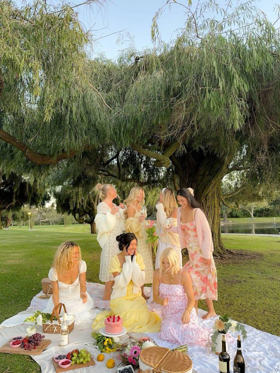 <b>Picnic entre amigas. </b>El aire libre siempre es una buena idea. Preparen una canasta con sus snacks favoritos, lleven una manta y elijan un parque o jardín bonito para pasar la tarde. Entre juegos, fotos y anécdotas, el tiempo pasará volando.