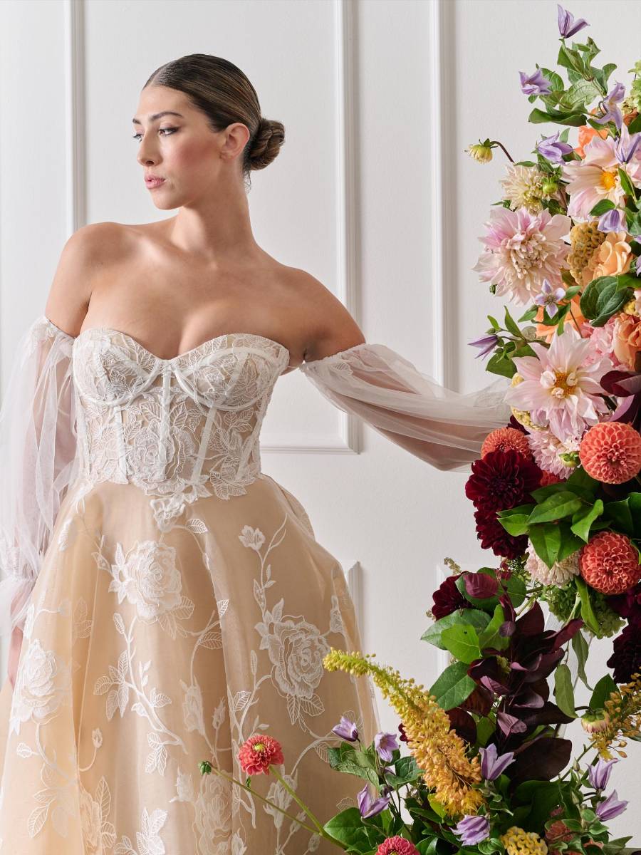 Diseño Maryanne aplicaciones de encaje floral y mangas transparentes off-the-shoulder