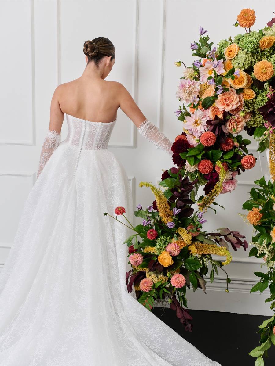 Midnight Garden incluye 30 vestidos de alta costura que exploran la belleza del arte nupcial a través de ricos textiles, siluetas esculturales y detalles románticos.