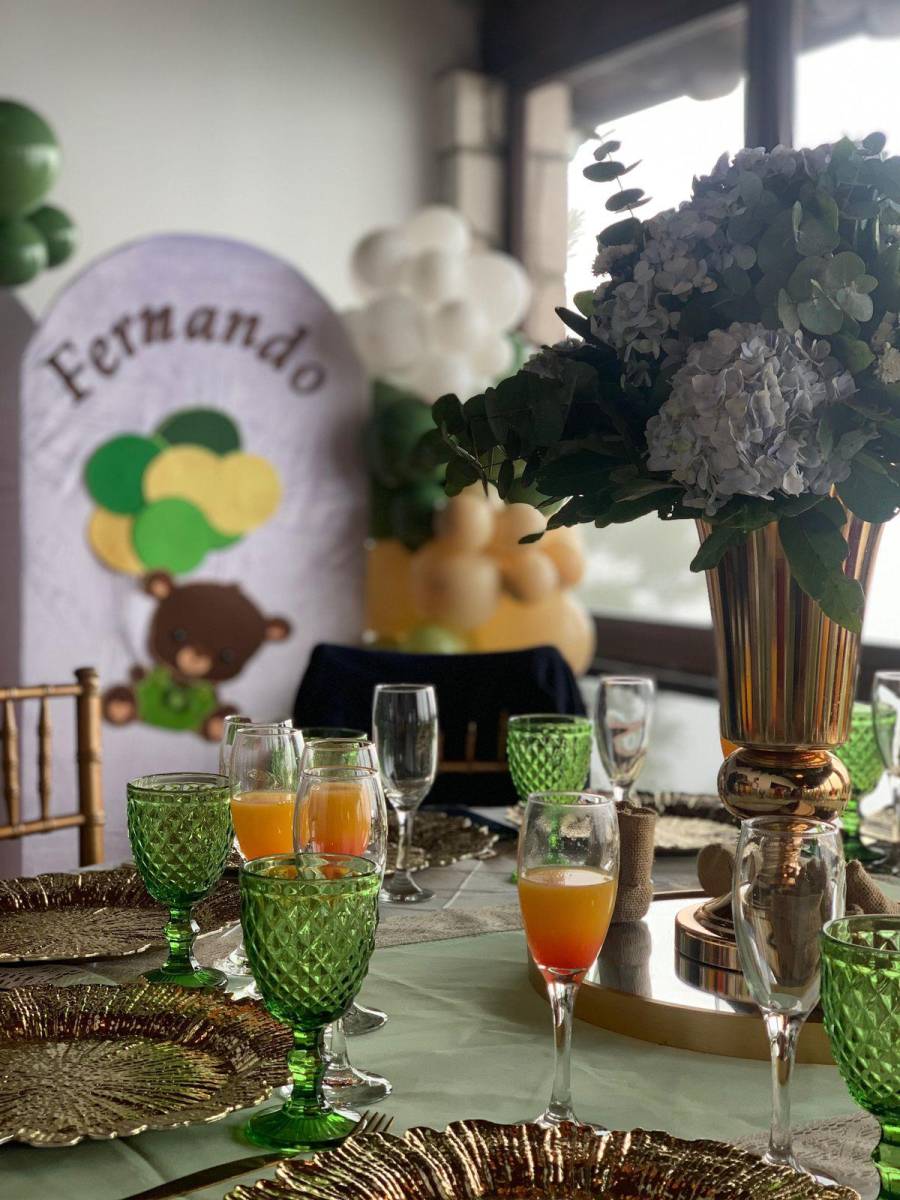 Delicadas mesas vestidas con mantelería y hortensias moradas daba la bienvenida a los invitados
