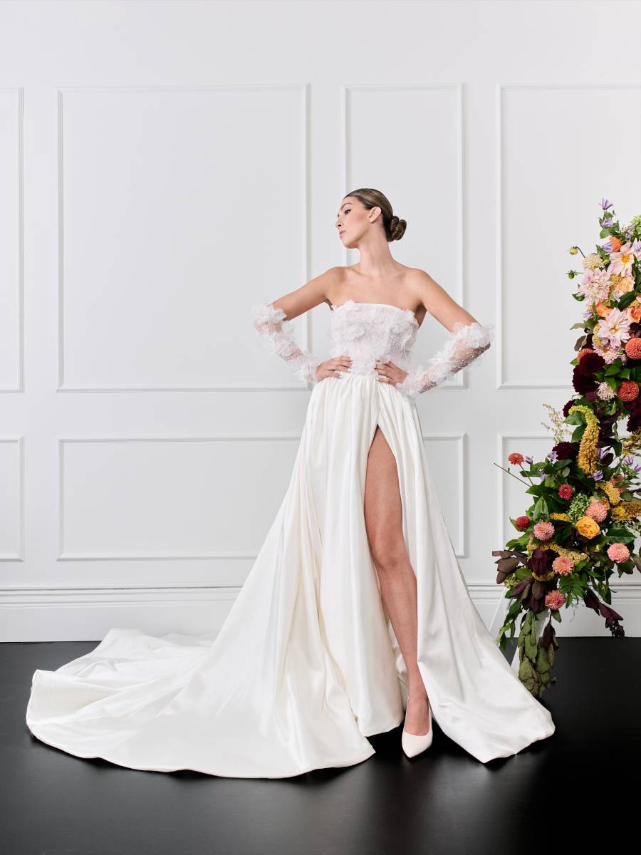 Como explica el diseñador, "<i>Midnight Garden</i> refleja el romanticismo y el arte, la serenidad y la fuerza de la novia que lidera su historia con gracia".