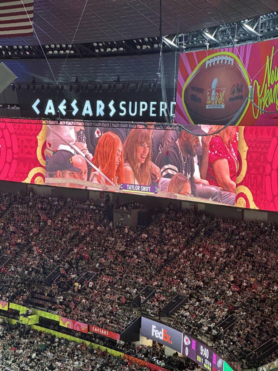 El Super Bowl LIX, celebrado el 9 de febrero de 2025 en el Caesars Superdome de Nueva Orleans, no solo fue un evento deportivo de alto calibre, sino también un punto de encuentro para numerosas celebridades de renombre mundial. A continuación, una lista de algunas de las figuras más destacadas que asistieron al evento: