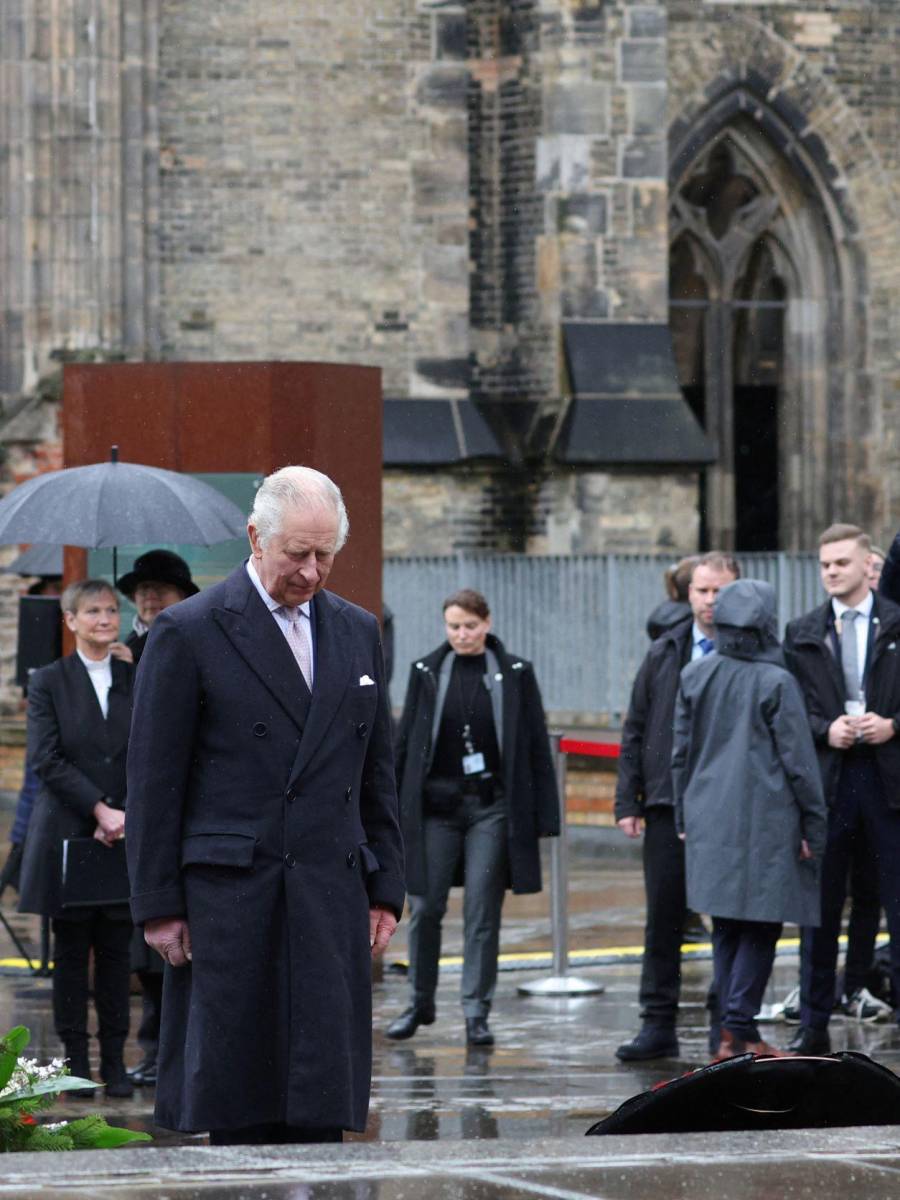 El príncipe Carlos durante la ceremonia conmemorativa en el monumento situado al lado de la iglesia de San Nicolás, Hamburgo, un memorial que recuerda a las víctimas de los bombardeos aliados. 