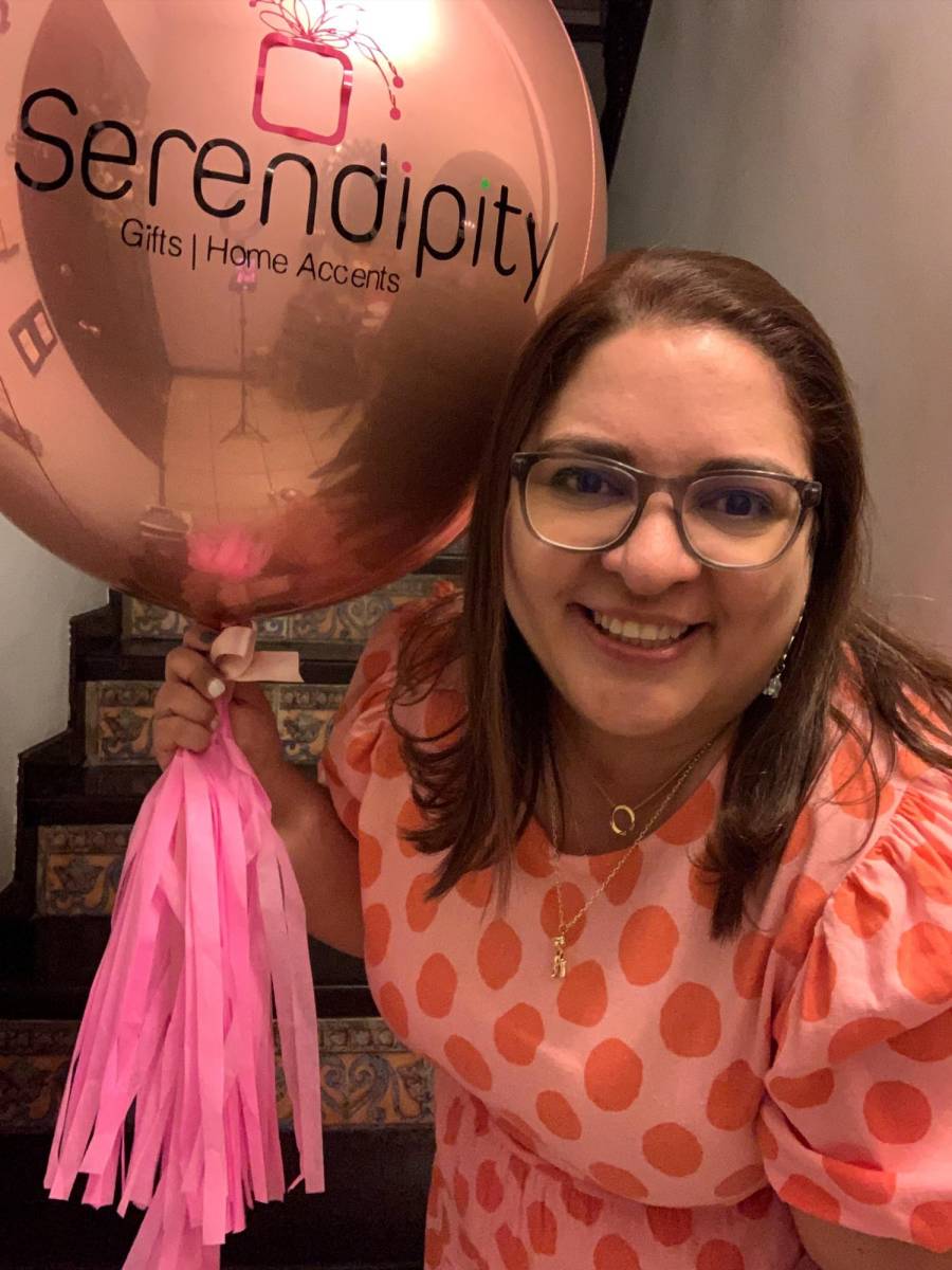 Cynthia, emprendedora de <b>SERENDIPITY</b> por más de 8 años, comenzó con un hobby que se transformó en una de las primeras tiendas virtuales en ofrecer regalos únicos y decoración con acentos en tendencia para el hogar.