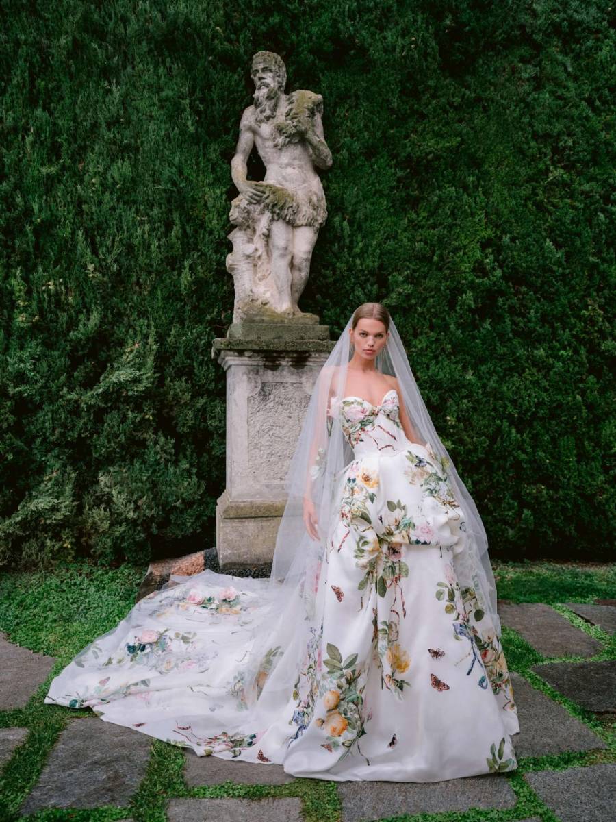 Vestido de fiesta drapeado sin tirantes de piqué Gazar floral con falda capitoné. Combinado con un velo de dos niveles a juego con bordado de mariposas dispersas.