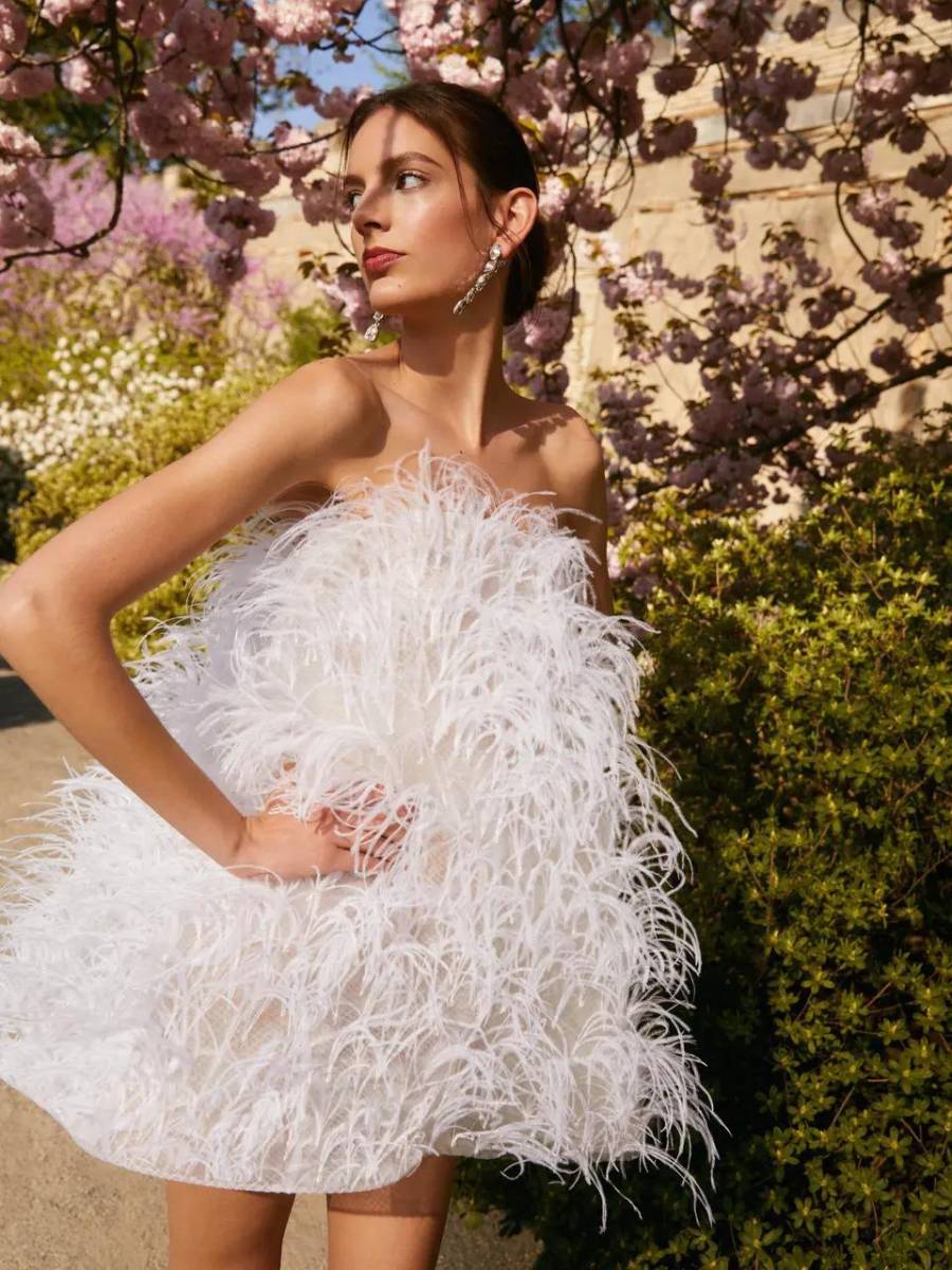 <b>Vestidos de novia cortos</b>: Una elección ideal para una boda civil o como segundo vestido de novia para cambiar de look después del banquete. Una magnífica forma de sorprender a los presentes, de mostrarse sensual y coqueta, de ganar comodidad y de adaptar el estilismo a un ambiente más festivo para la parte final de la boda.