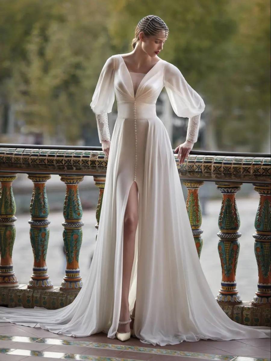 <b> Mangas con personalidad</b>: Otra de las tendencias para novias 2024 más destacables son las mangas únicas y diferentes en todas las formas y estilos que puedas imaginar. Una amplia variedad que permitirá una<b> total personalización del look</b> y añadirá ese toque original que se necesita para despuntar en el altar.