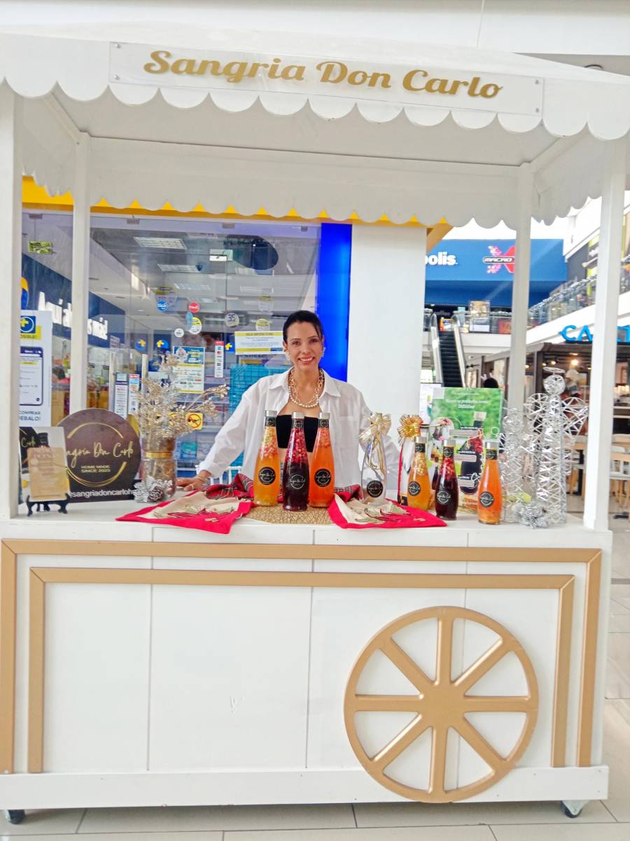 La inspiradora historia de la <b>Sangría Don Carlo</b>, creada por Melissa Sabillón-Fuenzalida. Desde su lanzamiento en marzo de 2023, cada botella lleva consigo amor, ilusiones y sueños. Con un compromiso inquebrantable con la calidad, Melissa se enorgullece de formar parte de los momentos especiales de sus clientes mientras expande su producto por toda Honduras con la ayuda de Dios.