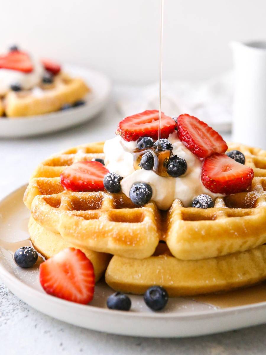<b>2.WAFFLES, PANCAKES, BAGELS Y MUFFINS.</b> La mayoría suele incluirlos en sus desayunos, sin embargo, están cargados de harina refinada y carecen de fibra y proteína. Estudios nutricionales encontraron que aquellos que consumieron un desayuno a base de huevo (en contraposición a un bagel igual en calorías) perdieron 65 por ciento más de peso. Cuando no puedes resistir las ganas de comerte un panqueque, waffle o un mini muffin elige uno a base de harina de grano entero. 