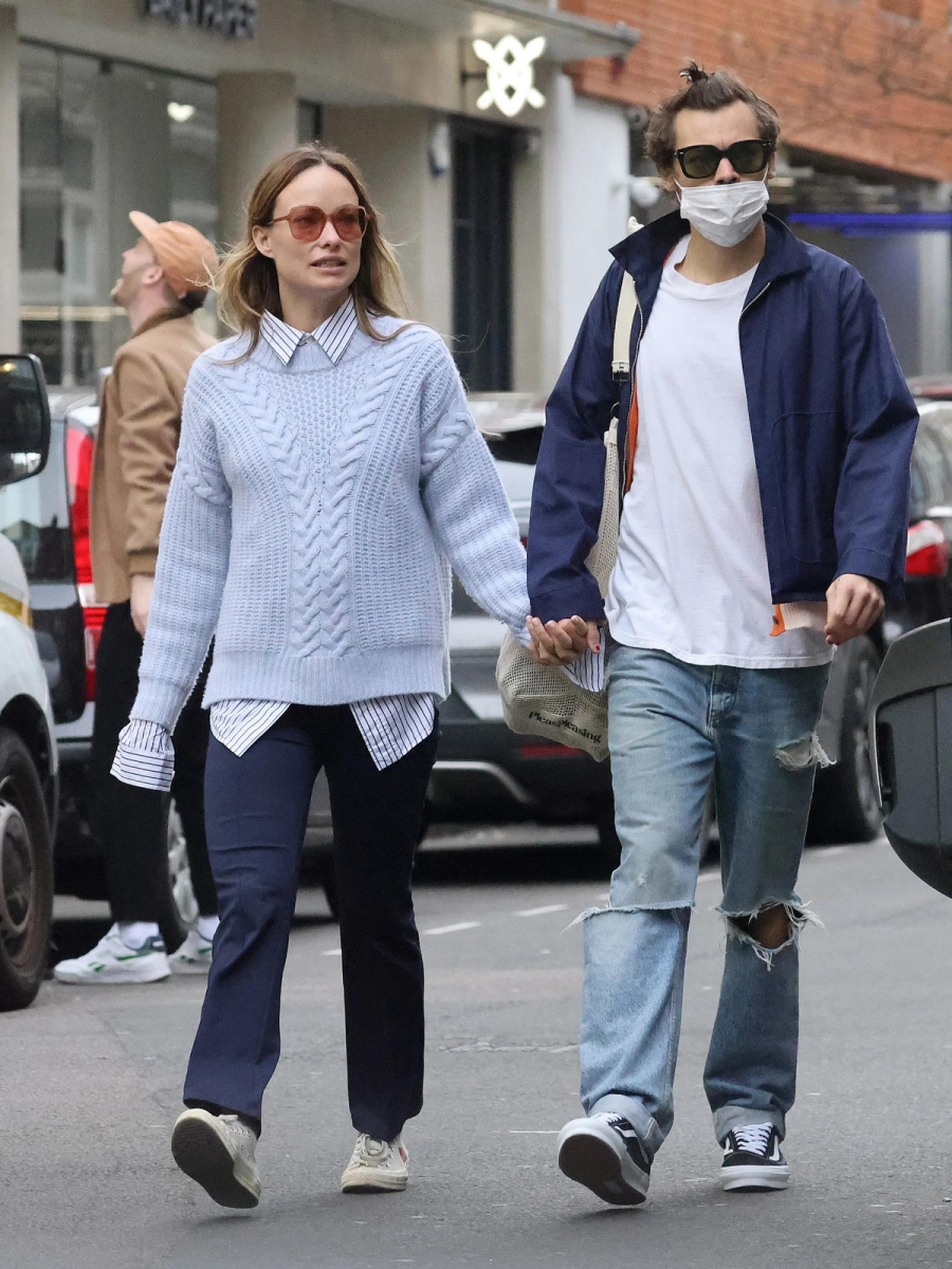 Harry Styles y Olivia Wilde también dieron la triste noticia de que su romance terminó luego de dos años de relación. La pareja se conoció en el rodaje de “Don´t Worry, Darling”, donde el cantante era el protagonista y Wilde la directora de la película. 