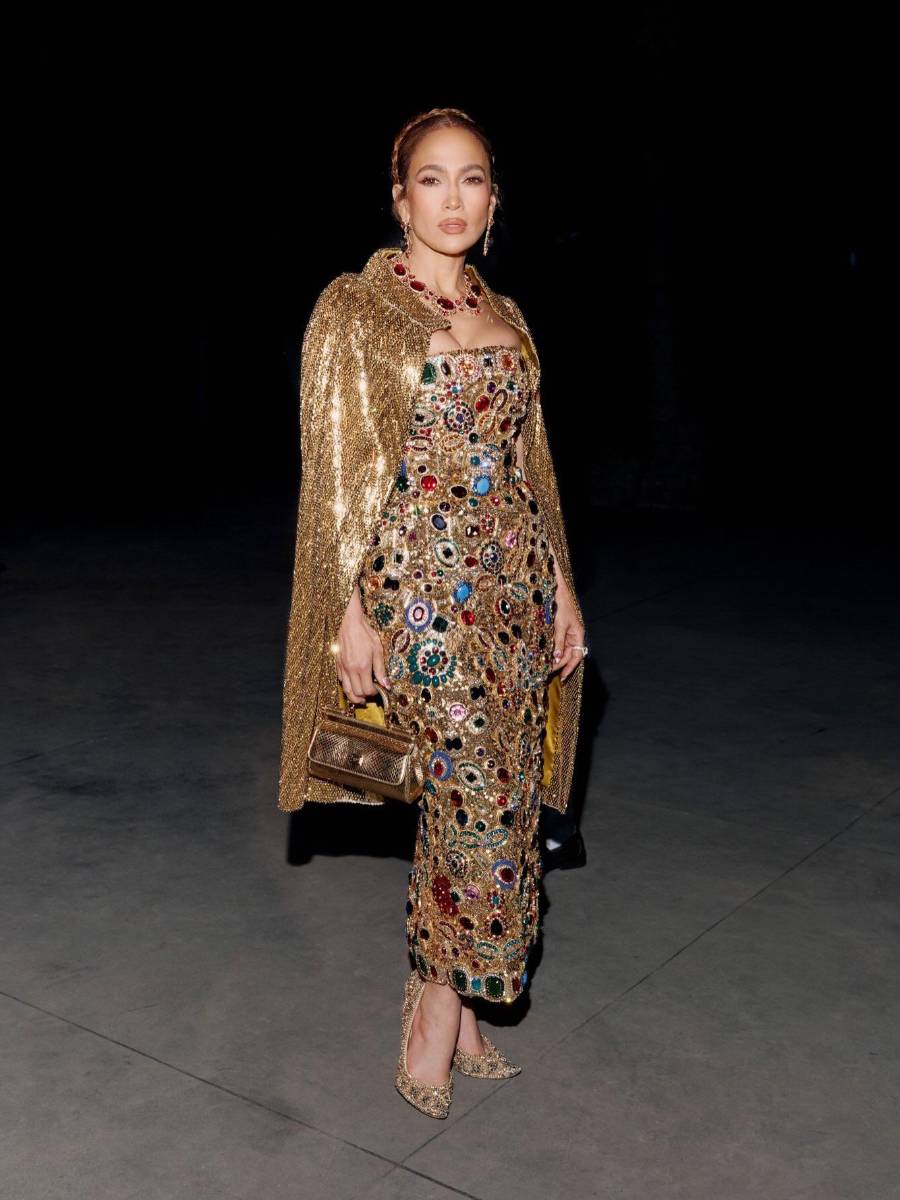 Jennifer Lopez fue una de las grandes protagonistas de la noche: brilló con un vestido joya, una capa dorada y cerró el evento cantando.