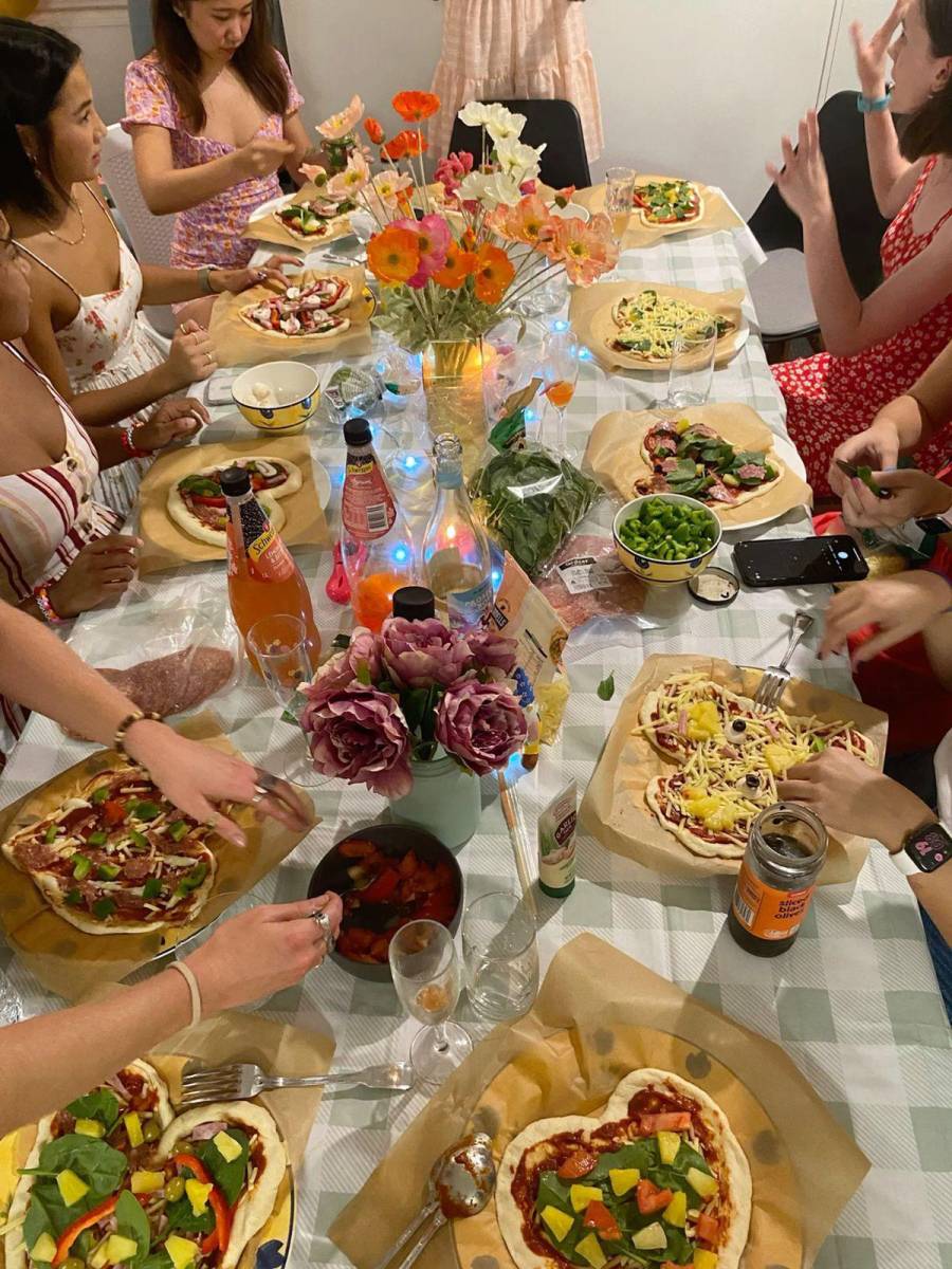 <b>Noche de pizzas DIY. </b>Preparar su propia pizza es una idea deliciosa y divertida. Cada una puede elegir sus ingredientes favoritos, probar combinaciones poco convencionales y, al final, disfrutar juntas del festín que crearon.
