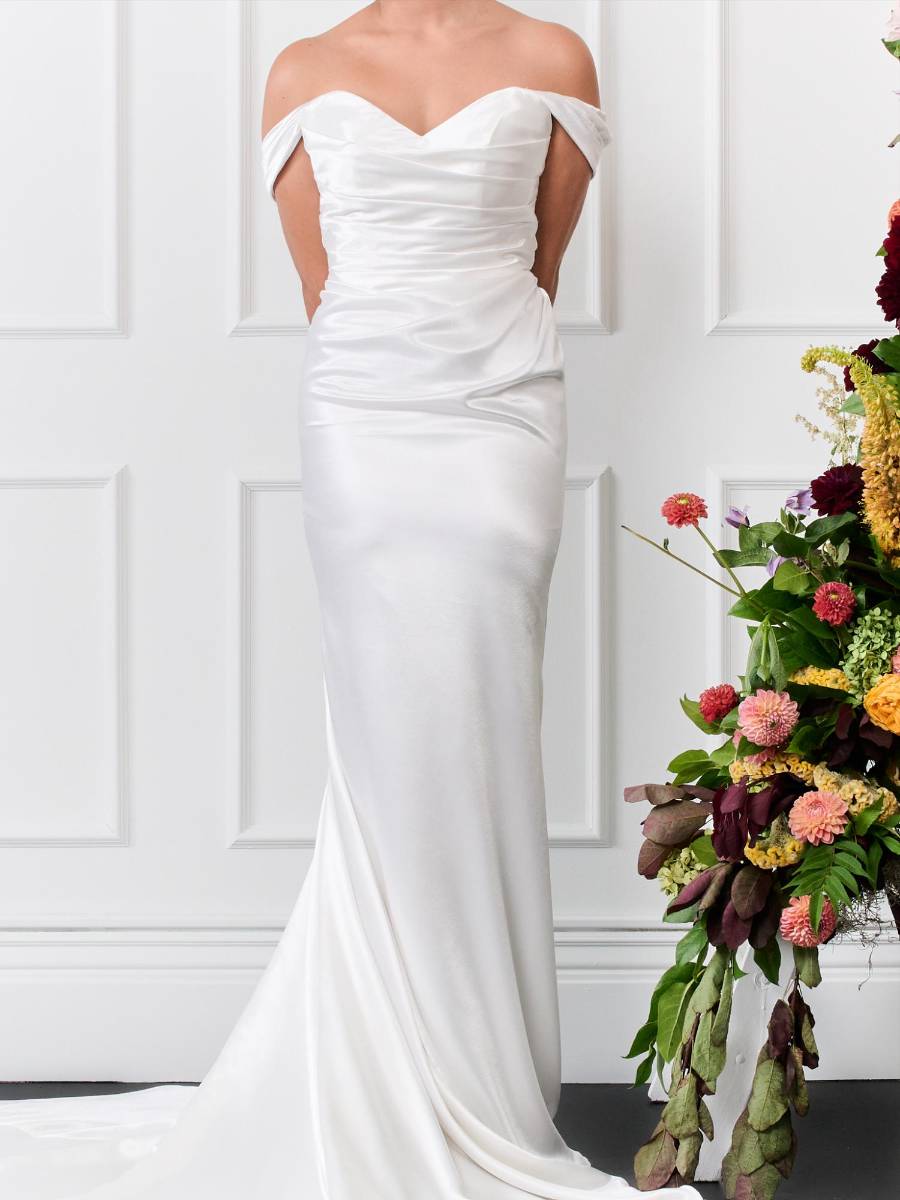 Vestido off-the-shoulder de top drapeado con elegante falda