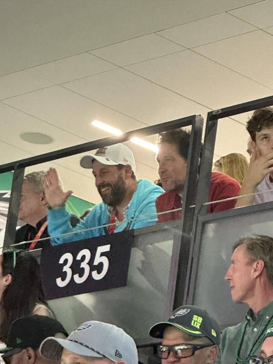 <b>Adam Sandler</b>: El comediante y actor también estuvo presente, compartiendo momentos con otras celebridades en el estadio.