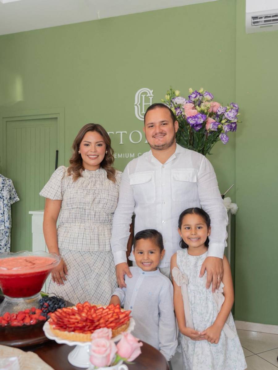 Bayron Santos, Daniela Pinto, con Mía y Juan Diego.