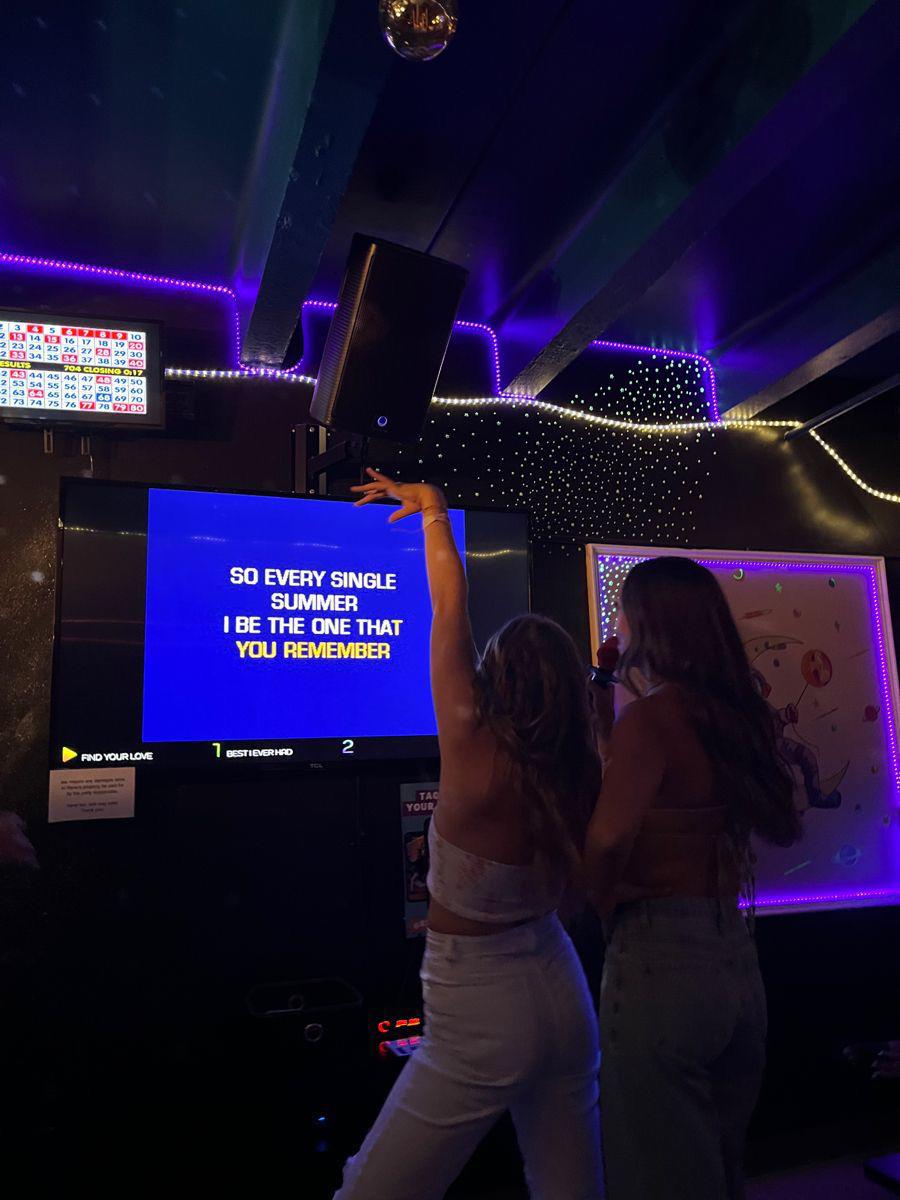 <b>Noche de Karaoke</b>. Reúnanse, elijan su playlist favorita y prepárense para cantar a todo pulmón. Desde clásicos románticos hasta éxitos actuales, una noche de karaoke es perfecta para liberar tensiones y reírse de los desafinados intentos de alcanzar las notas más altas. No olviden grabar sus mejores (o peores) presentaciones para revivir el momento después.