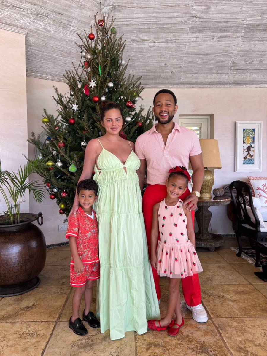 John Legend compartió esta hermosa imagen de él y su familia en su cuenta de Instagram para desear una feliz Navidad.