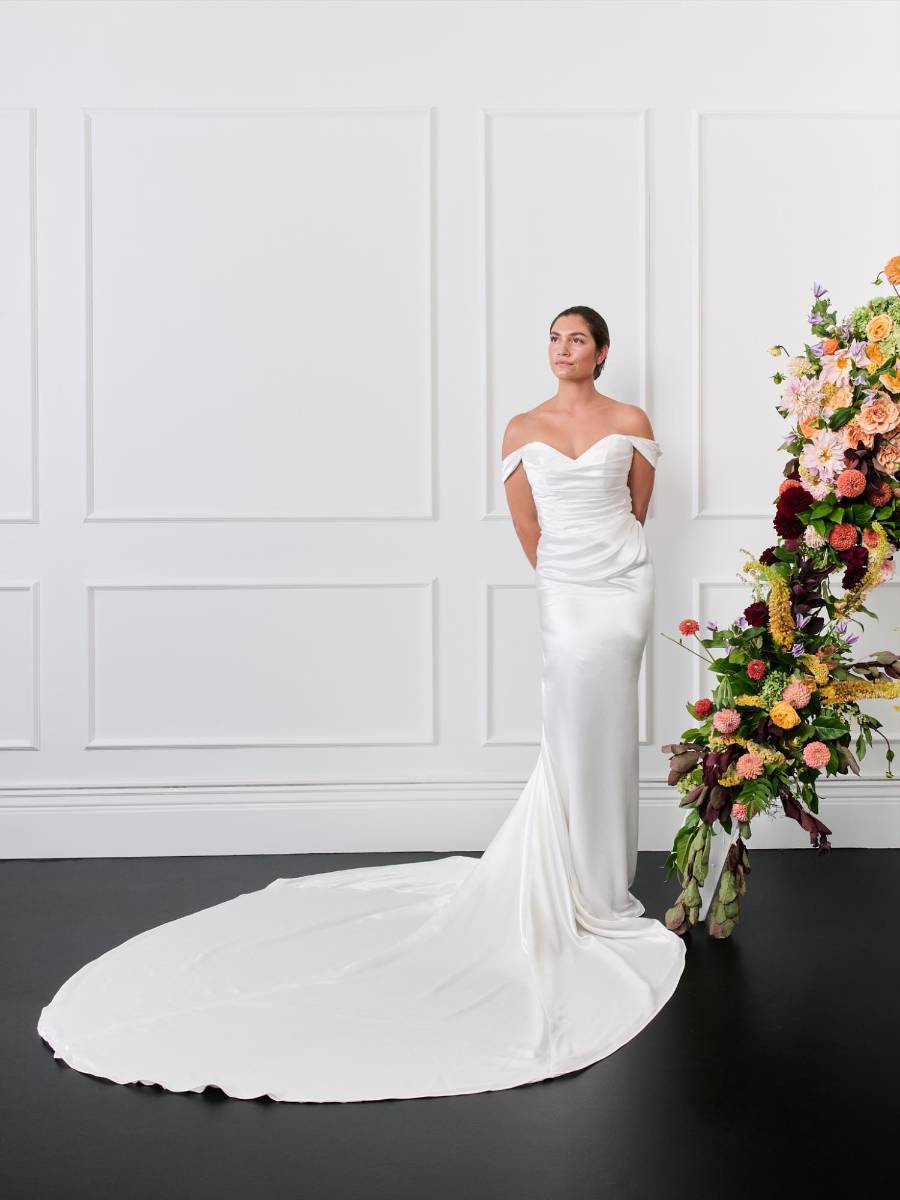 Pharis, finalista del Premio Estrella Emergente de Fashion Group International (Categoría Novias), continúa consolidando su marca como uno de los nombres emergentes más atractivos de la moda nupcial de lujo.